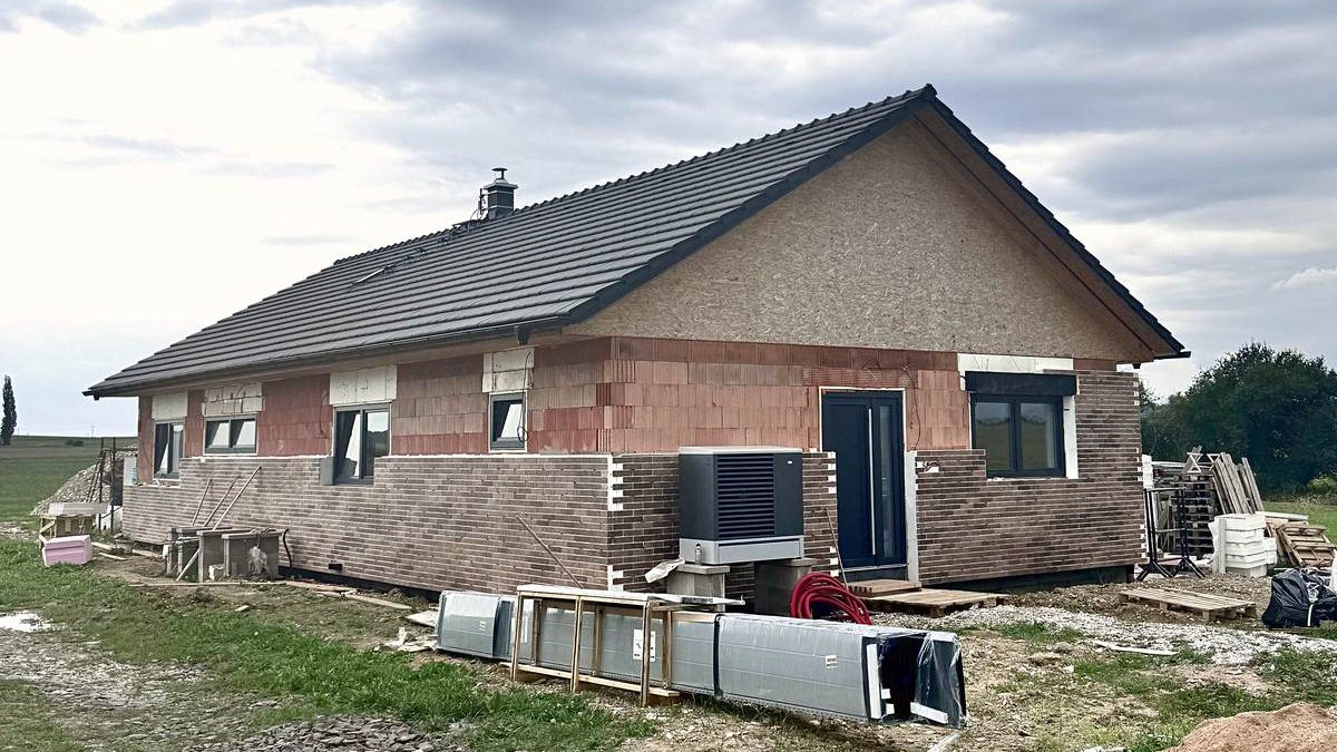 Moderne Fassade mit Thermopaneelen und Golden Tile-Klinkerplatten